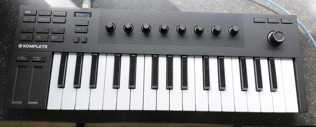 Komplete Kontrol M32 midicontroller, Muziek en Instrumenten, Ophalen of Verzenden
