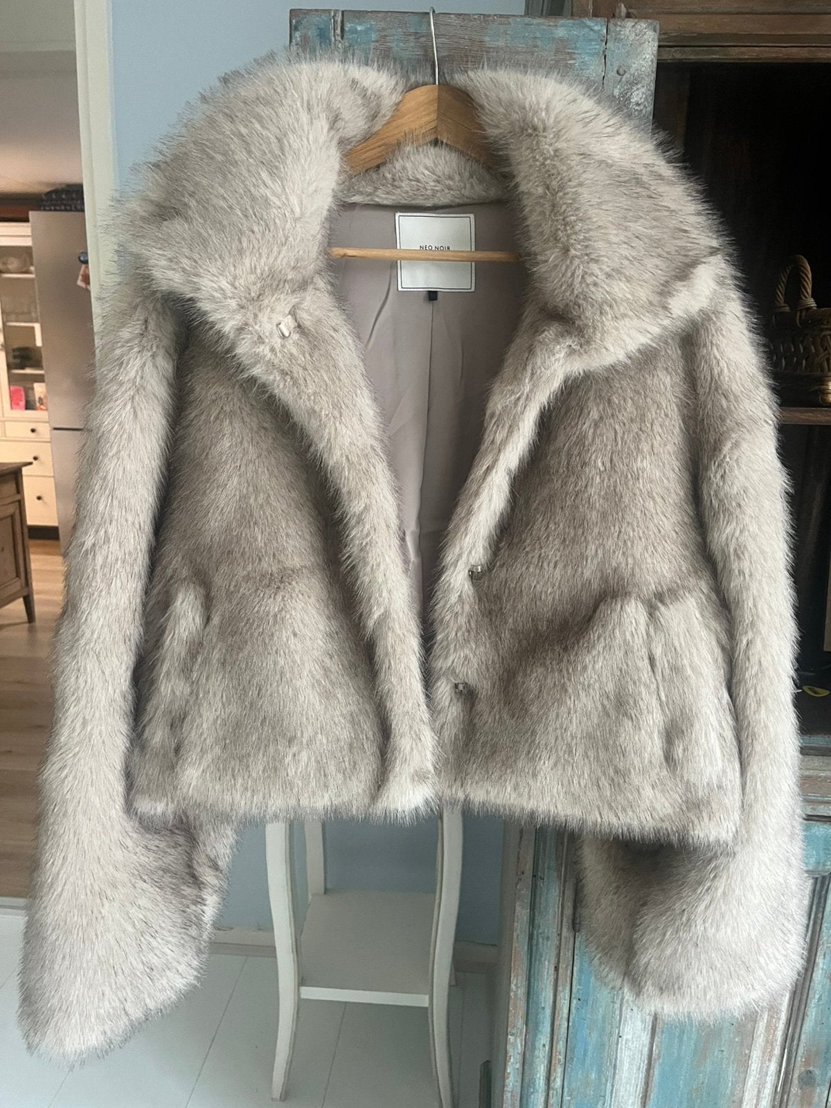 Z.g.a.n. grijs / beige bontjas van Neo Noir, Ophalen, Zo goed als nieuw, Beige