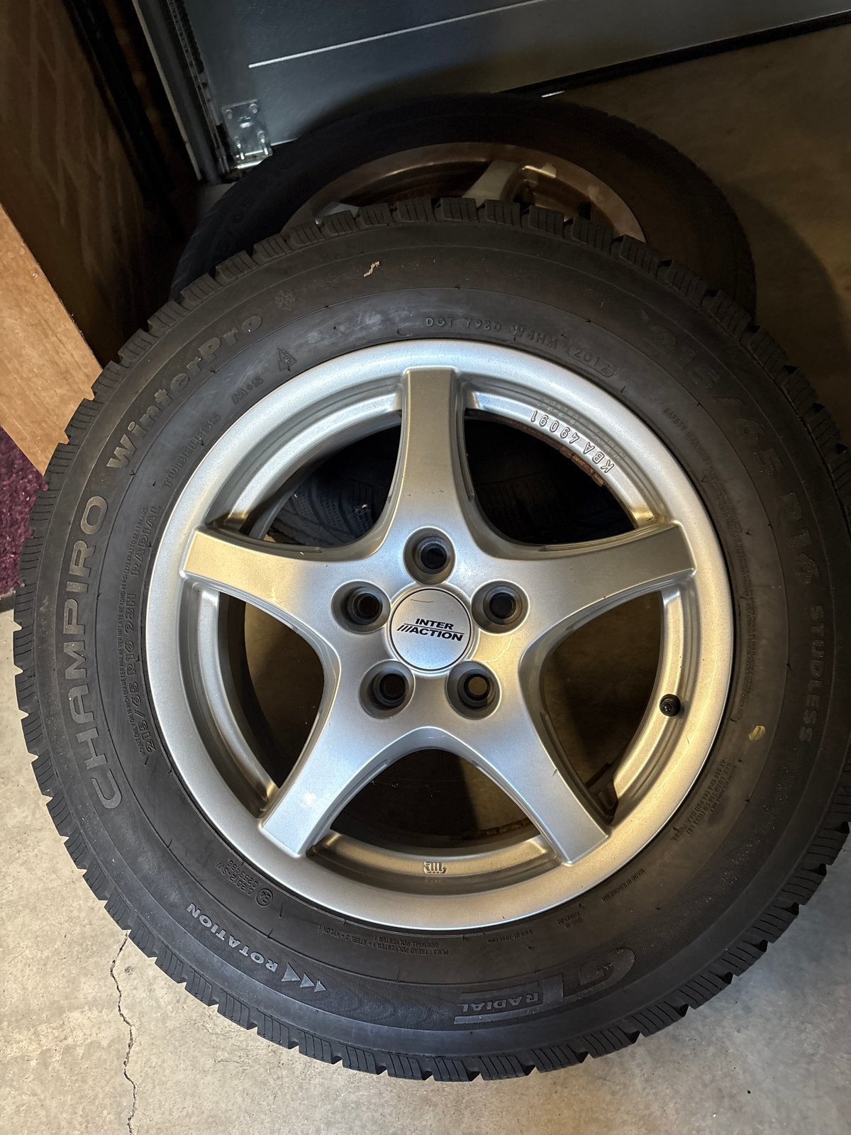 Foto 2 van Winterbanden met velgen 215/65 R16, Steek 5x114,3