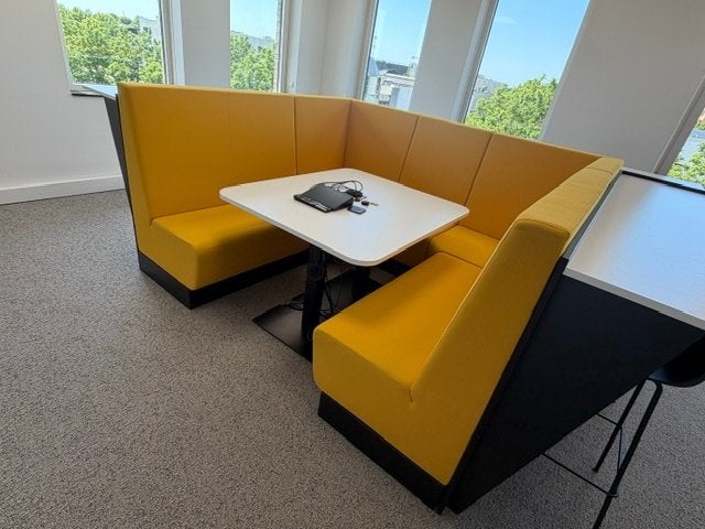 Deberenn vergaderbank/wachtbank+ bartafel zonder stoelen