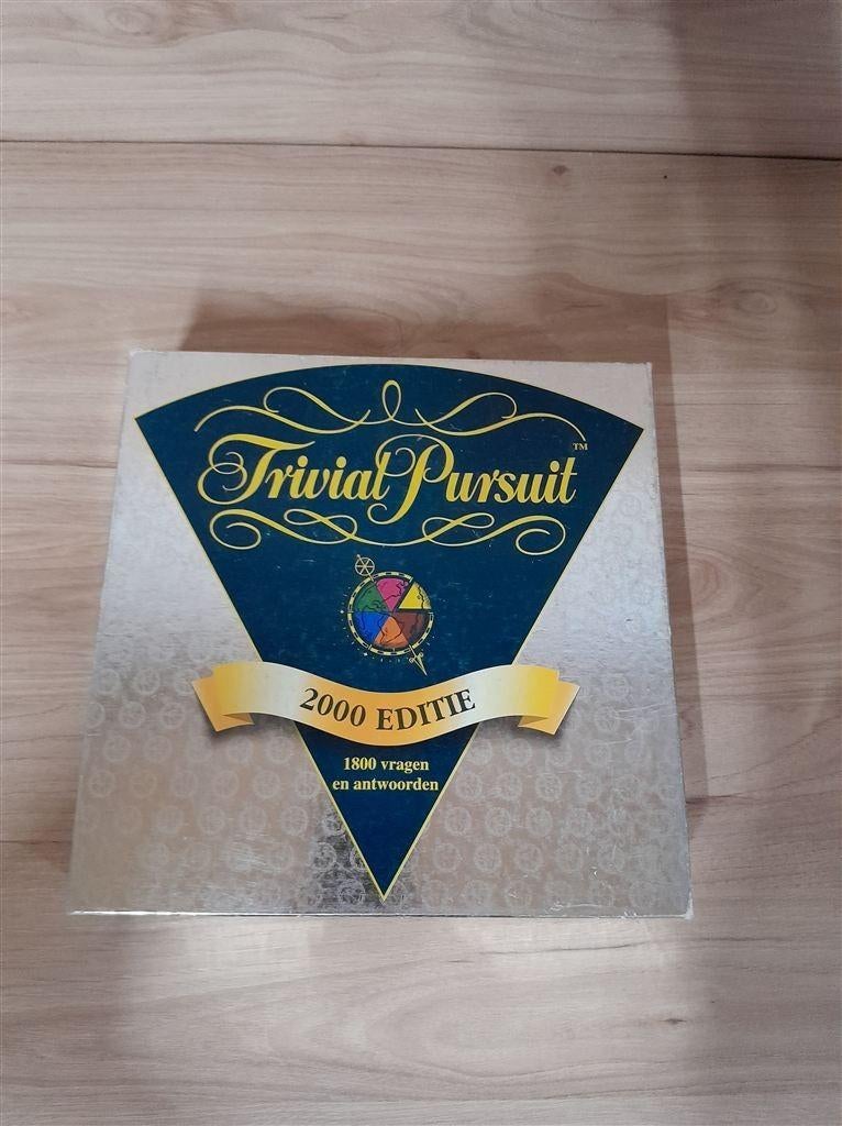 Trivial Pursuit 2000 editie - s1518, Hobby en Vrije tijd, Gezelschapsspellen | Bordspellen, Verzenden, Zo goed als nieuw
