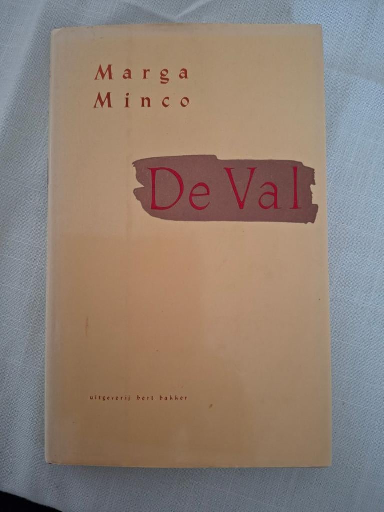 De Val - Marga Minco (1983, zevende druk), Boeken, Literatuur, Gelezen, Nederland, Ophalen of Verzenden
