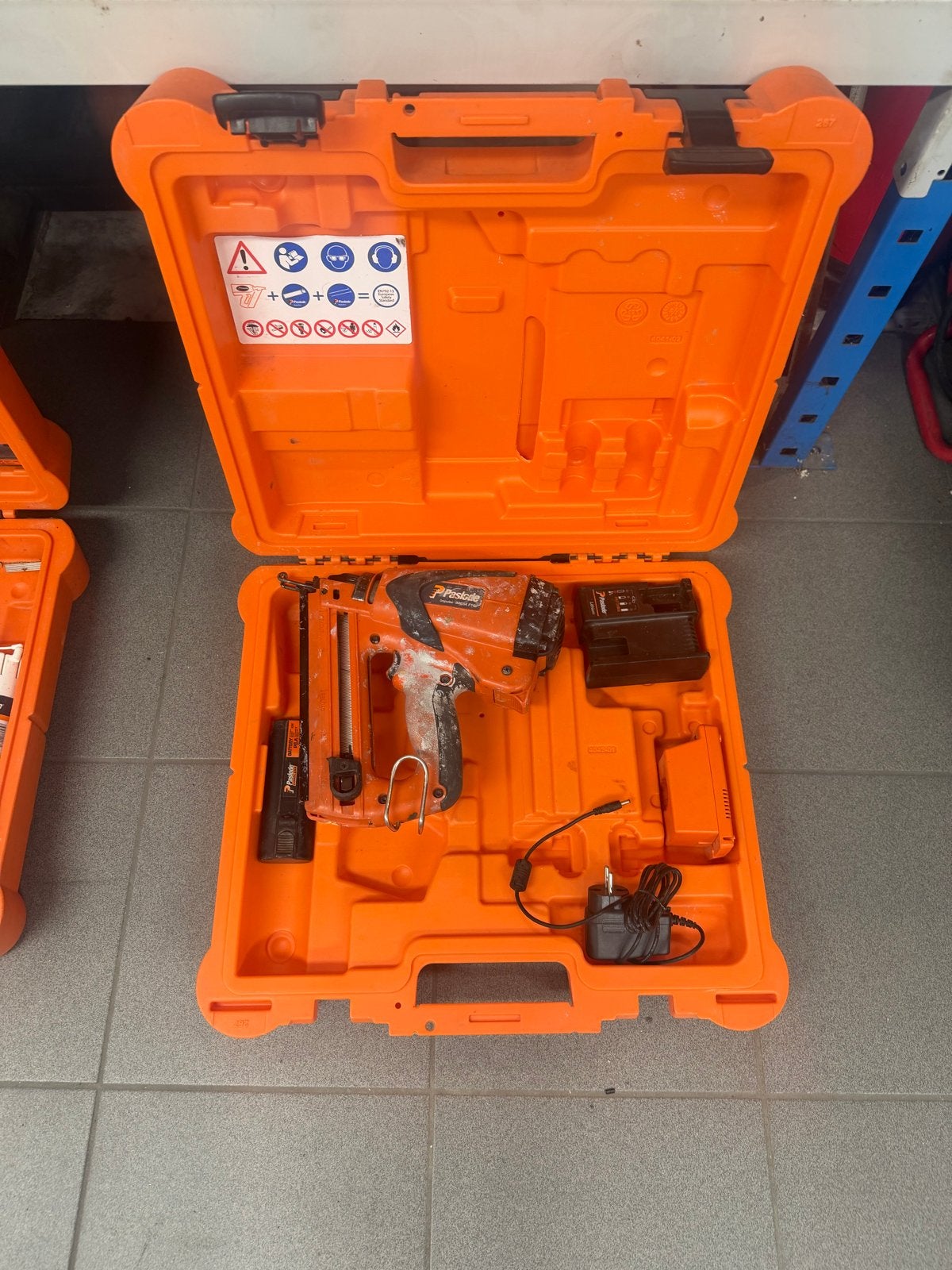 Paslode IM65A F16 tacker op gas - Inclusief koffer, Ophalen, Gebruikt, Tacker/nietmachine, Overige merken