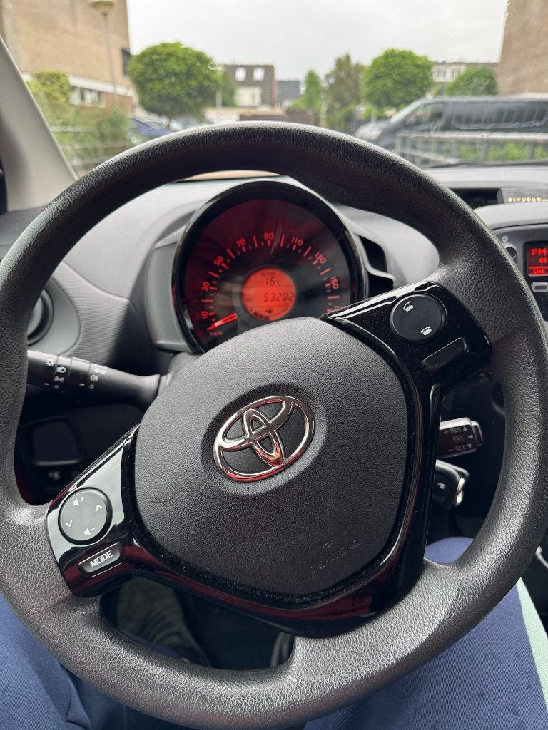 Toyota Aygo 1.0 Vvt-i x-fun 72pk 5D 2020 Rood, Voorwielaandrijving, Stof, Zwart, 4 stoelen