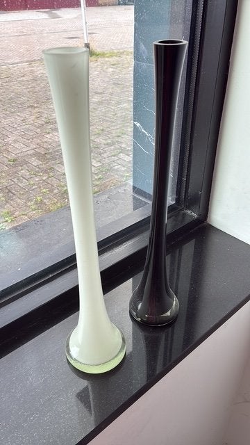 2 glazen vazen wit en zwart, Huis en Inrichting, Woonaccessoires | Vazen, Ophalen, Overige kleuren, 30 cm, Glas