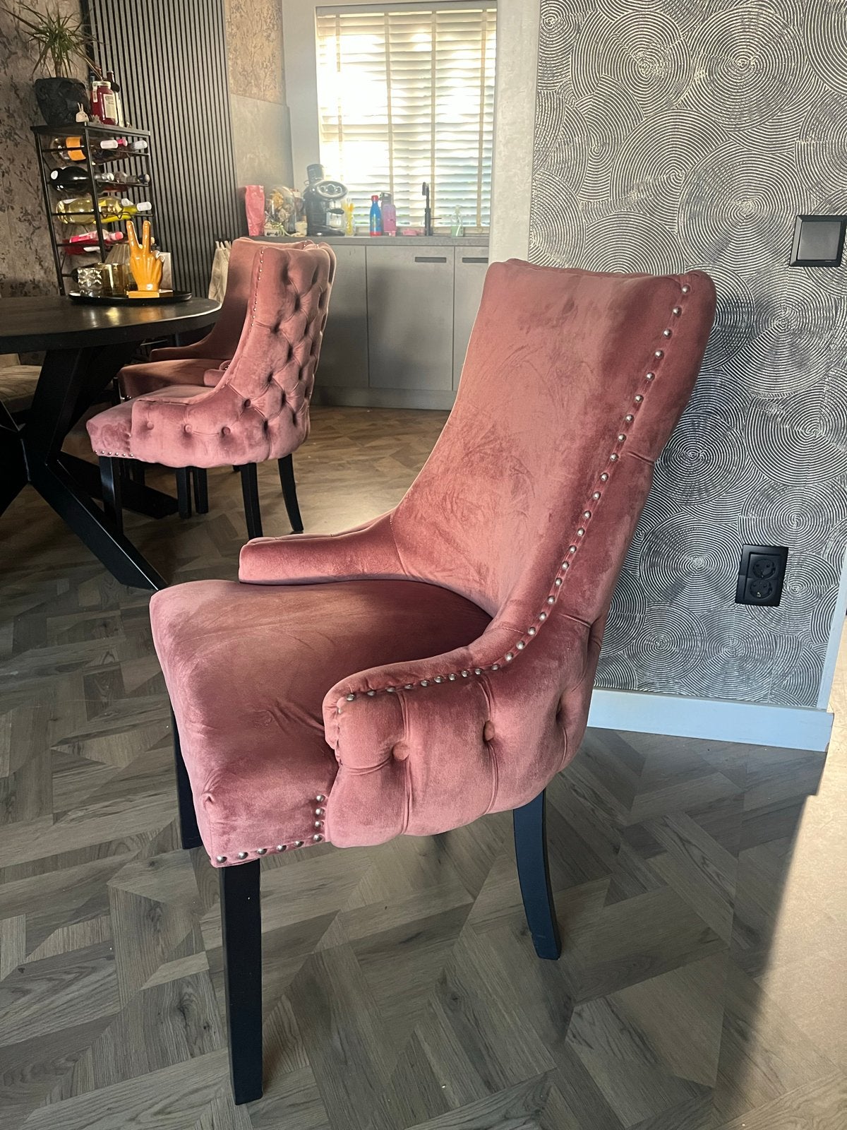 Luxe Roze Velours Eetkamerstoelen (4 stuks) Hermans Home, Huis en Inrichting, Stoelen, Ophalen, Overige kleuren, Zo goed als nieuw