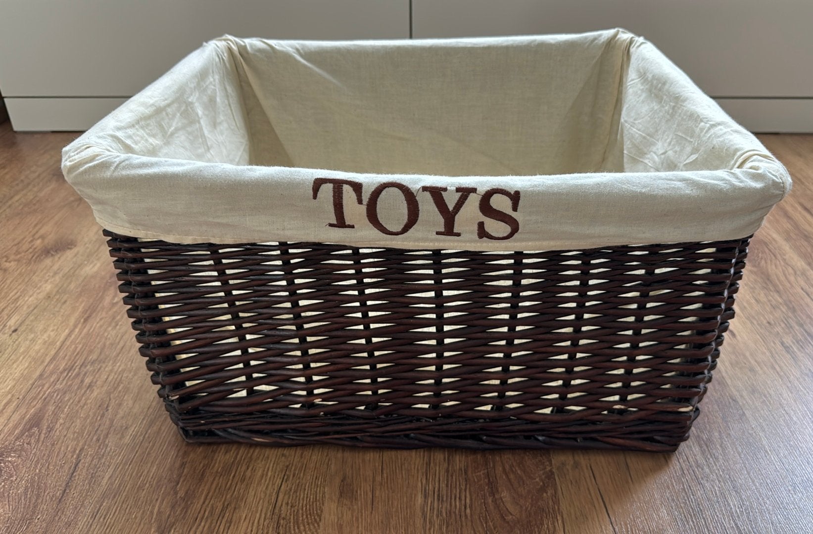 Rieten mand met Toys opdruk, Ophalen, Zo goed als nieuw, Rechthoekig, Riet