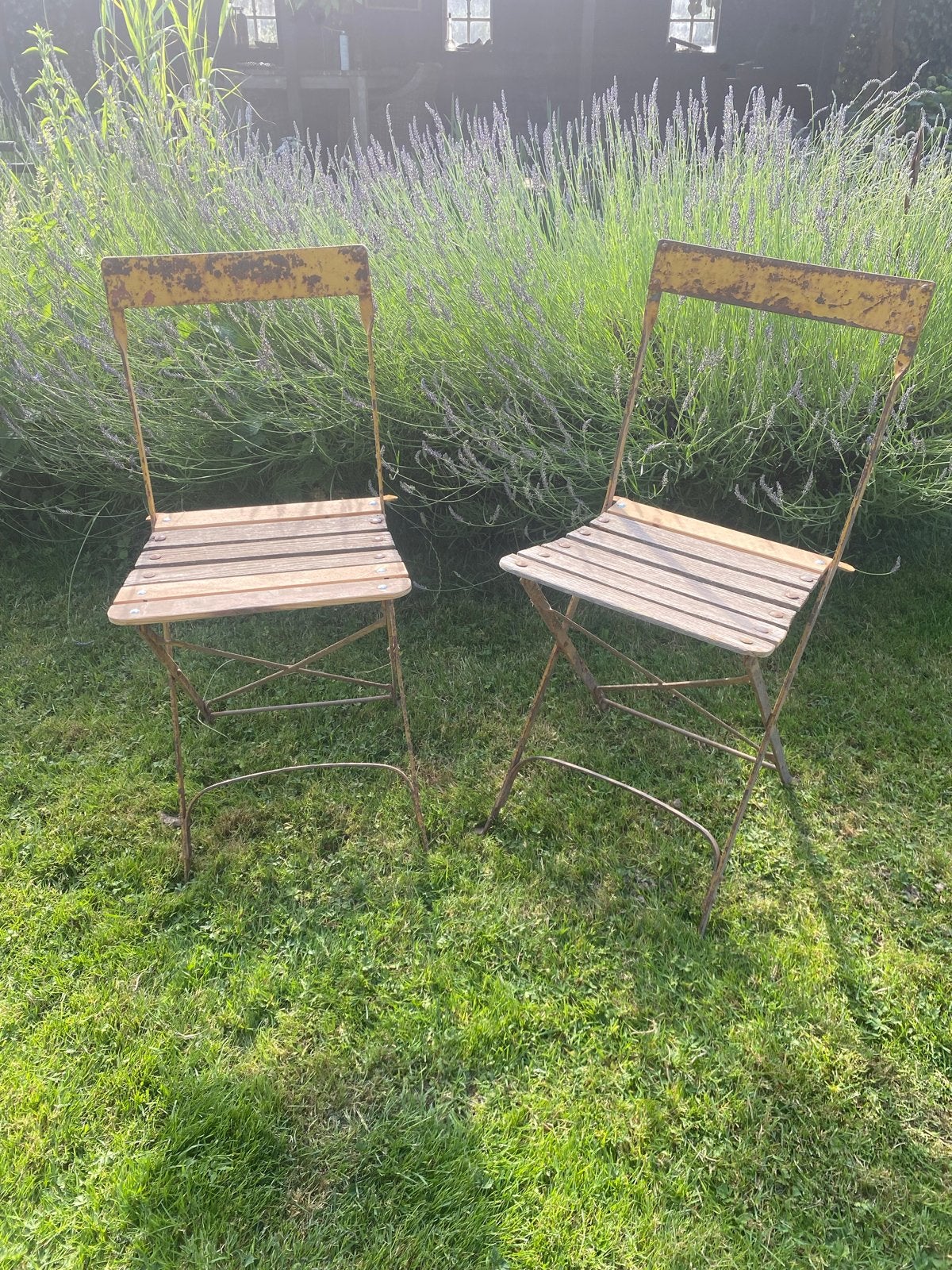 Twee prachtige oude bistro stoelen uit Frankrijk - geel, Ophalen