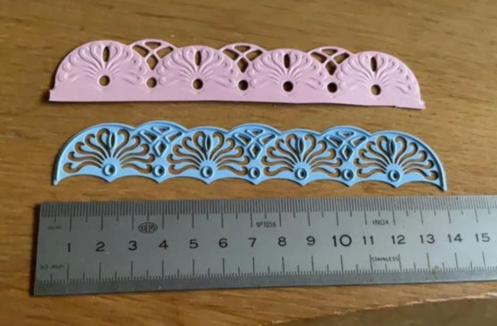 Snijmal rand voor aan een kaart van Marianne design 1549, Hobby en Vrije tijd, Kaarten | Zelf maken, Ophalen of Verzenden, Zo goed als nieuw