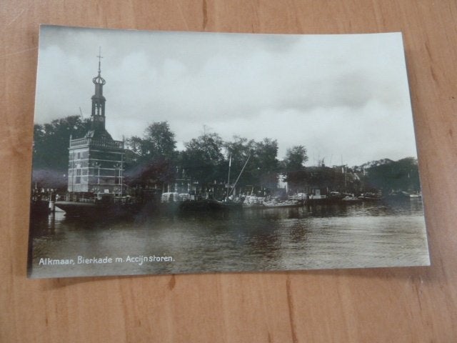Alkmaar 1930 Fotokaart Bierkade met Accijnstoren, Ophalen of Verzenden, 1920 tot 1940, Gelopen, Noord-Holland