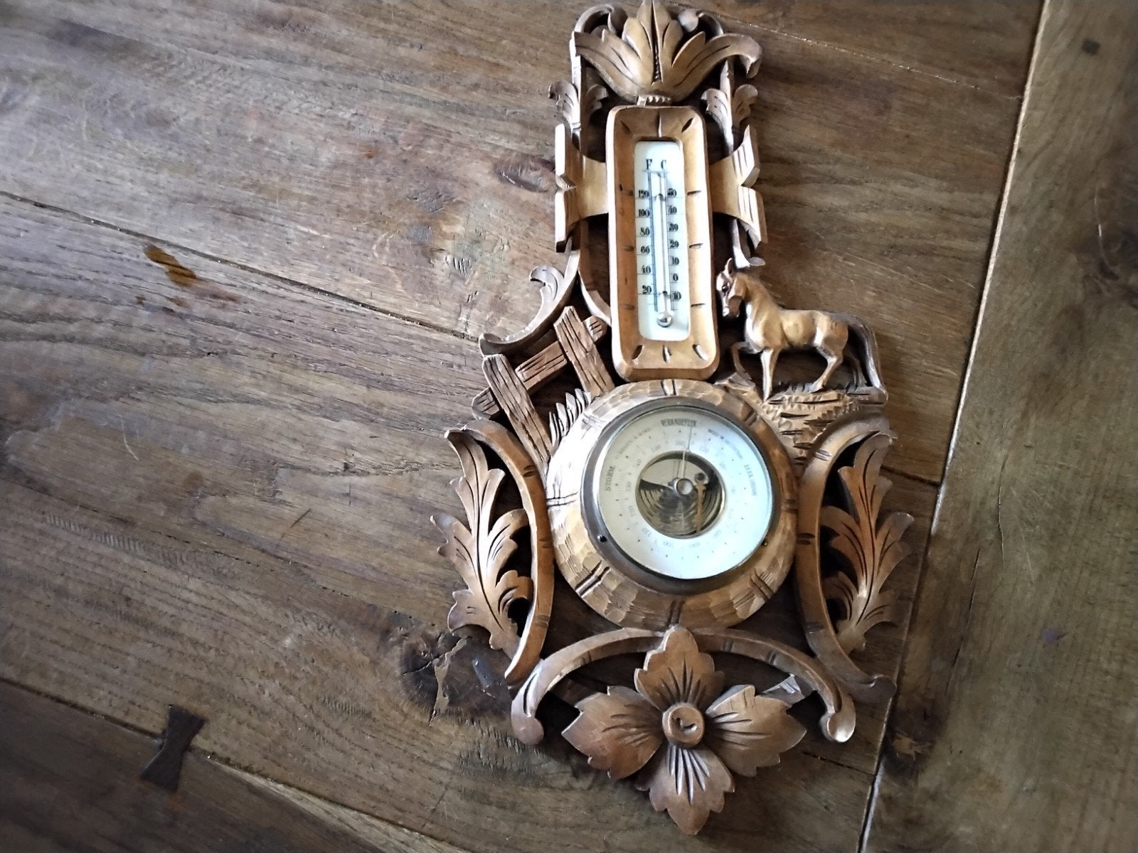 Antieke Barometer met Thermometer in Houtsnijwerk, Ophalen of Verzenden, Gebruikt, Barometer