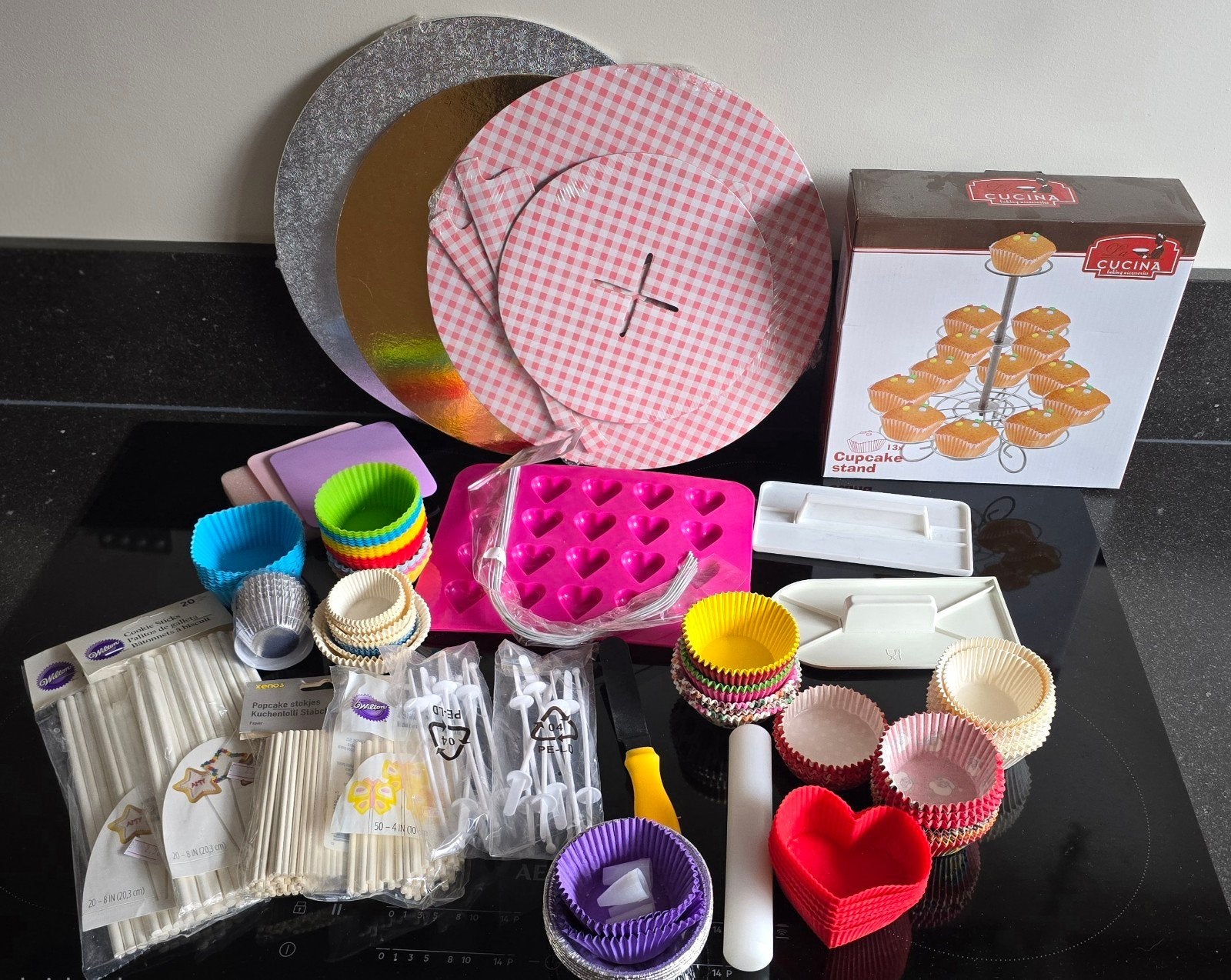 Bakbenodigdheden: cupcake stand, bakvormen, decoratie, Hobby en Vrije tijd, Taarten en Cupcakes maken, Ophalen, Cupcakes