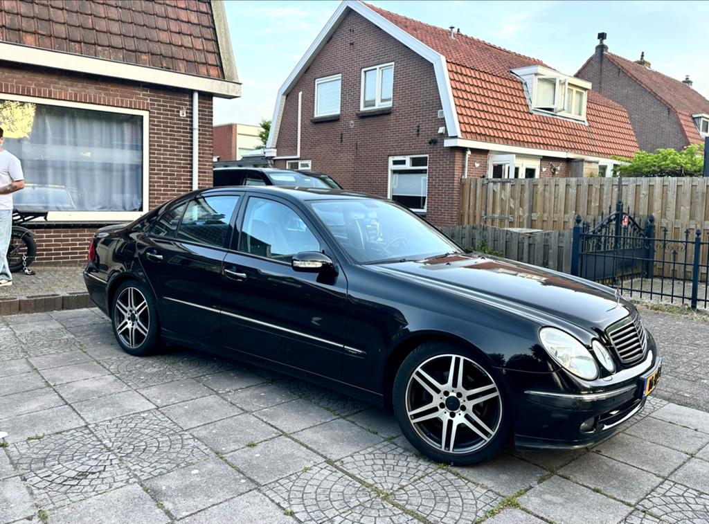 Mercedes E280 Automaat V6 | Perfecte vakantieauto | NAP, Auto's, Automaat, Achterwielaandrijving, Zwart, Parkeersensor