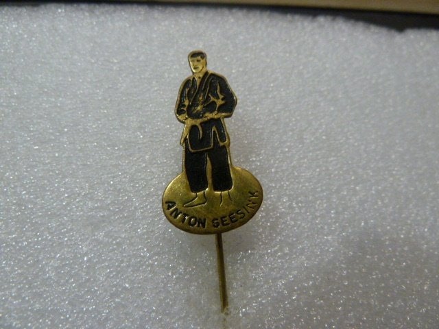 Vintage Anton Geesink Judo Speldje/Pin, Verzamelen, Ophalen of Verzenden, Gebruikt, Sport, Speldje of Pin