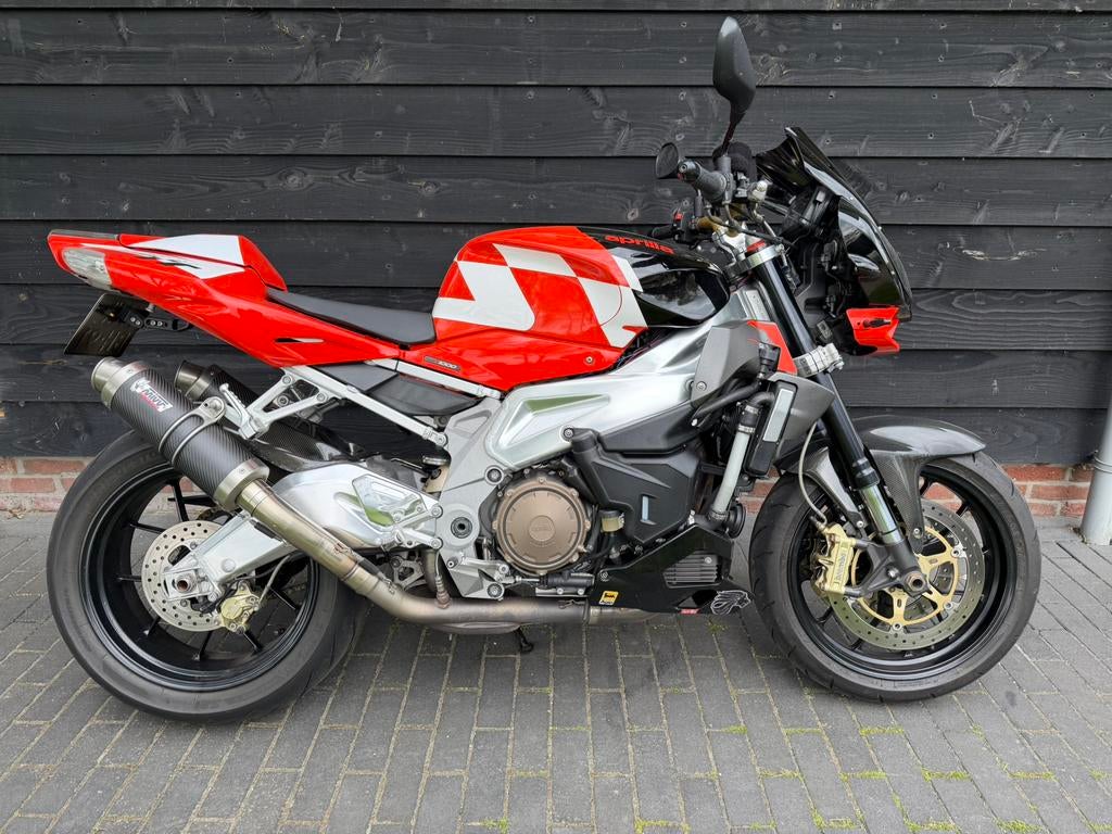 Nette Aprilia Tuono met nieuwe dynamo en spanningsregelaar, Sportuitlaat, 2 cilinders, Motorrijbewijs A, Particulier
