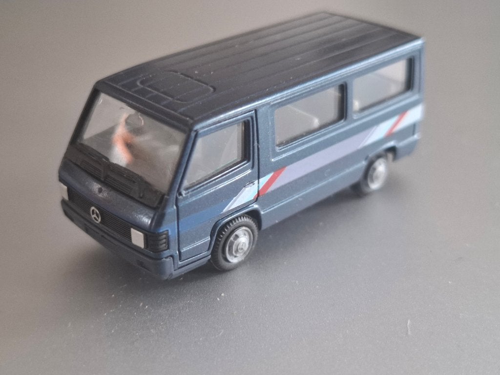 1:87 Mercedes 100D antraciet met striping Herpa € 4, Verzenden, Zo goed als nieuw, Auto, Herpa