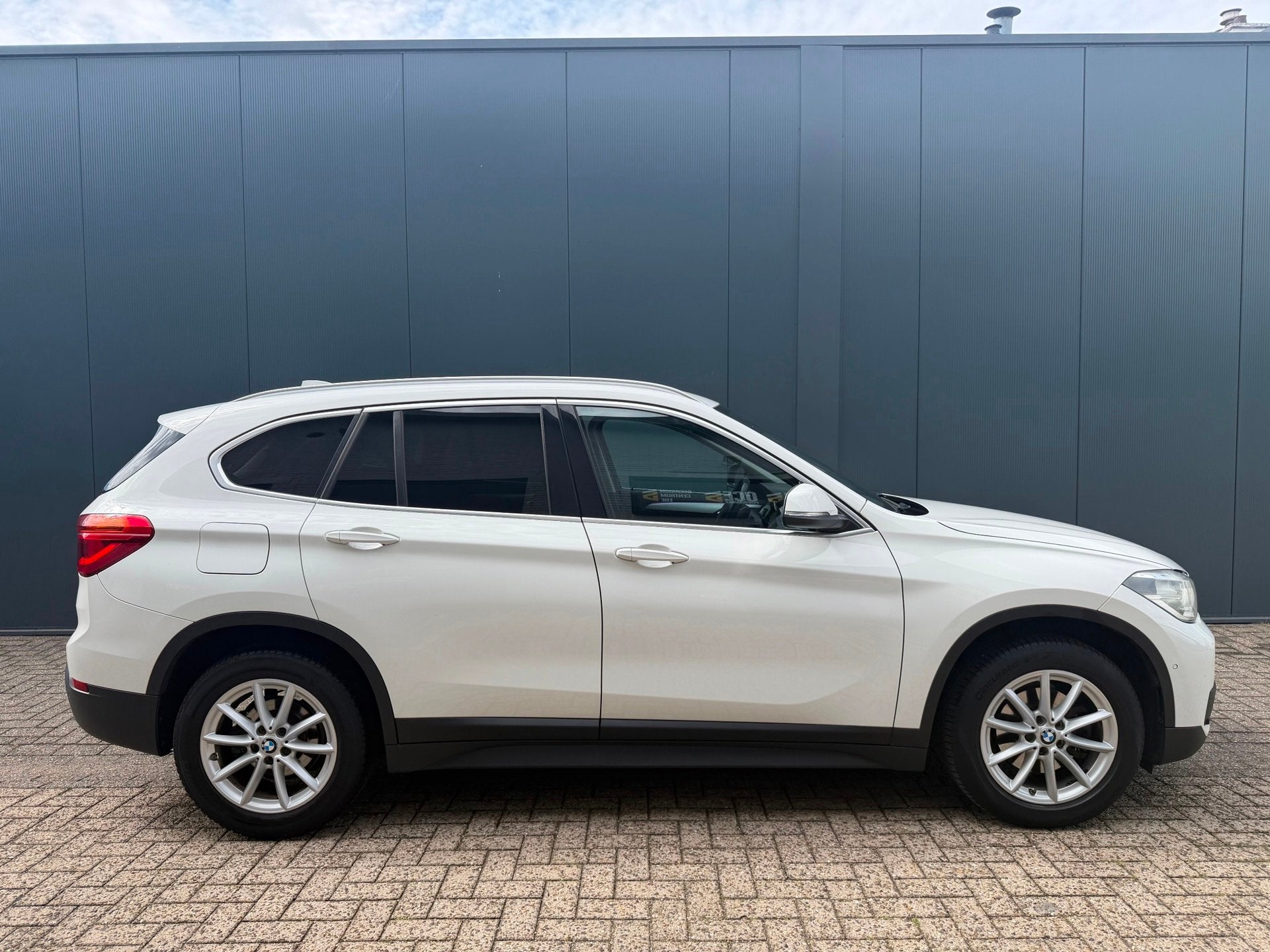 BMW X1 SDrive18i HUD | Leder | StoelVW | Topstaat!, Auto's, Gebruikt, Euro 6, Leder en Stof, Wit