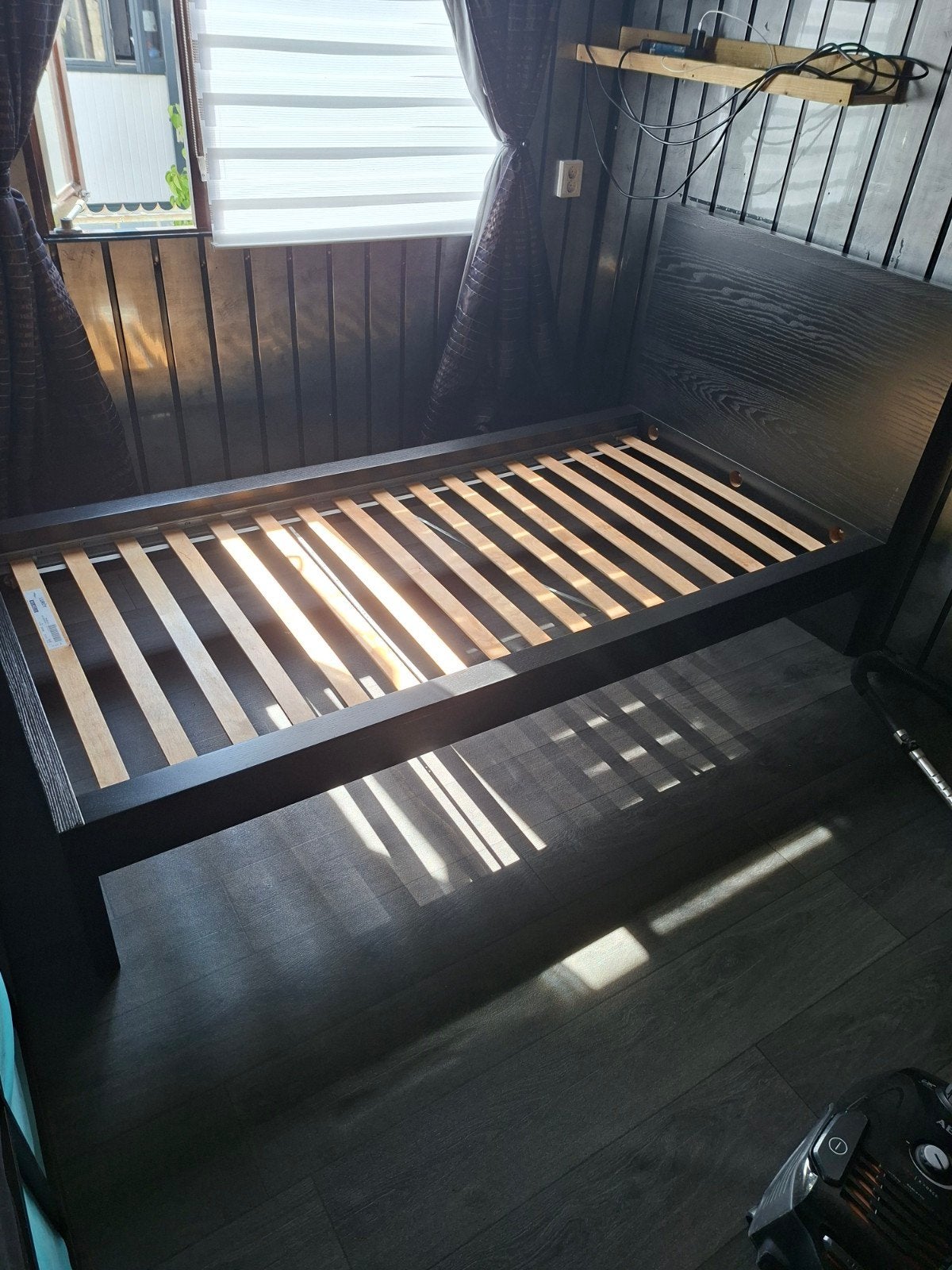 Malm eenpersoonsbed met lattenbodem en gratis matrassen, Ophalen, Gebruikt, 90 cm, Eenpersoons