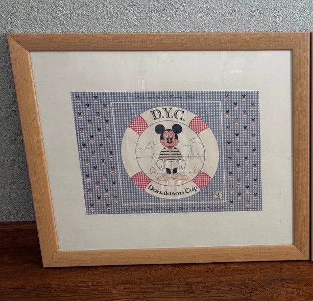 Mickey Mouse ‘Donaldson cup’ ingelijst, 50 – 75, Ophalen of Verzenden, 50 tot 75 cm, Print