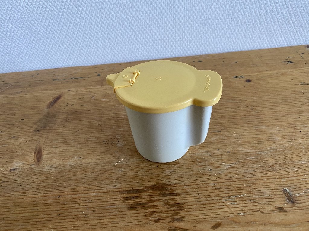 Tupperware Melkkannetje ( beige/geel ), Ophalen of Verzenden, Gebruikt, Geel, Beker of Kan