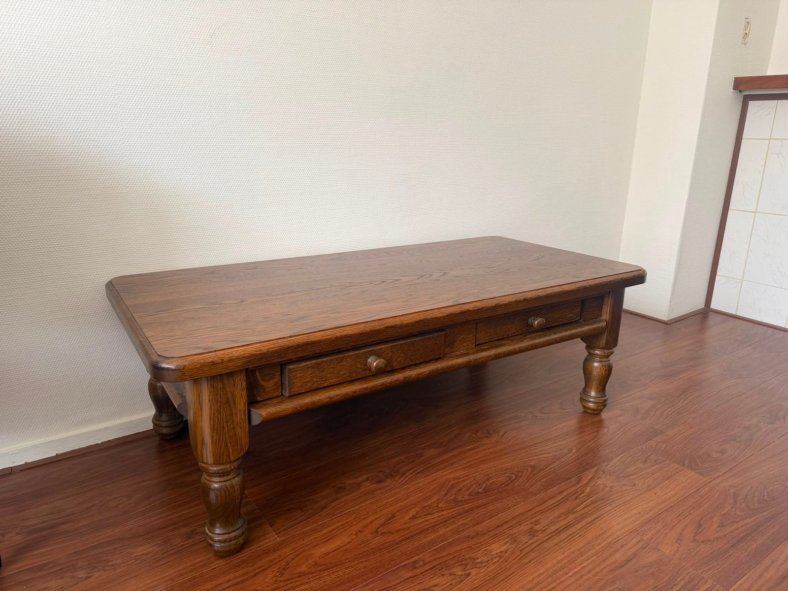 Robuuste houten salontafel met lades, Huis en Inrichting, Tafels | Salontafels, Ophalen, Gebruikt, 100 tot 150 cm, Eikenhout