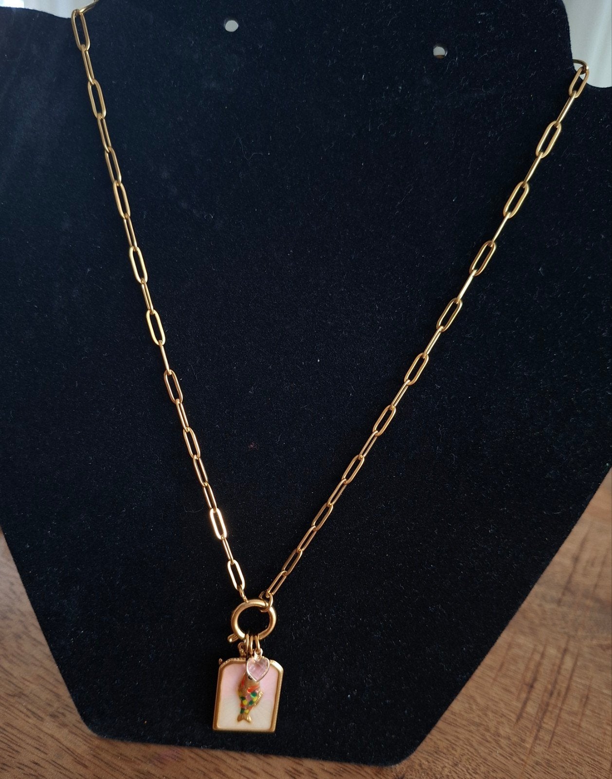 Gouden ketting met hanger in zeethema, Nieuw, Ophalen of Verzenden, Goud, Overige materialen