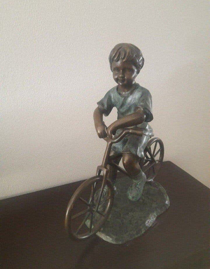 Brons beeld jongen op fiets, Ophalen