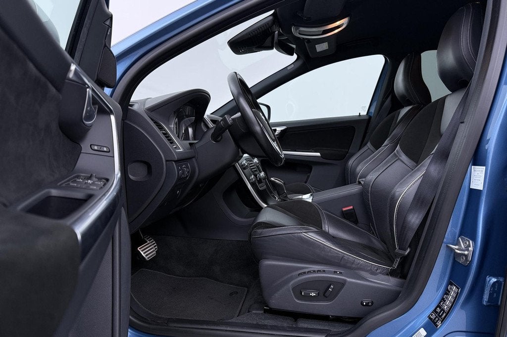 Volvo XC60 2.4 D5 AWD R-Design | ACC | BLIS | Stoelverwarmin, Auto's, Volvo, Automaat, Gebruikt, Euro 6, 4 cilinders