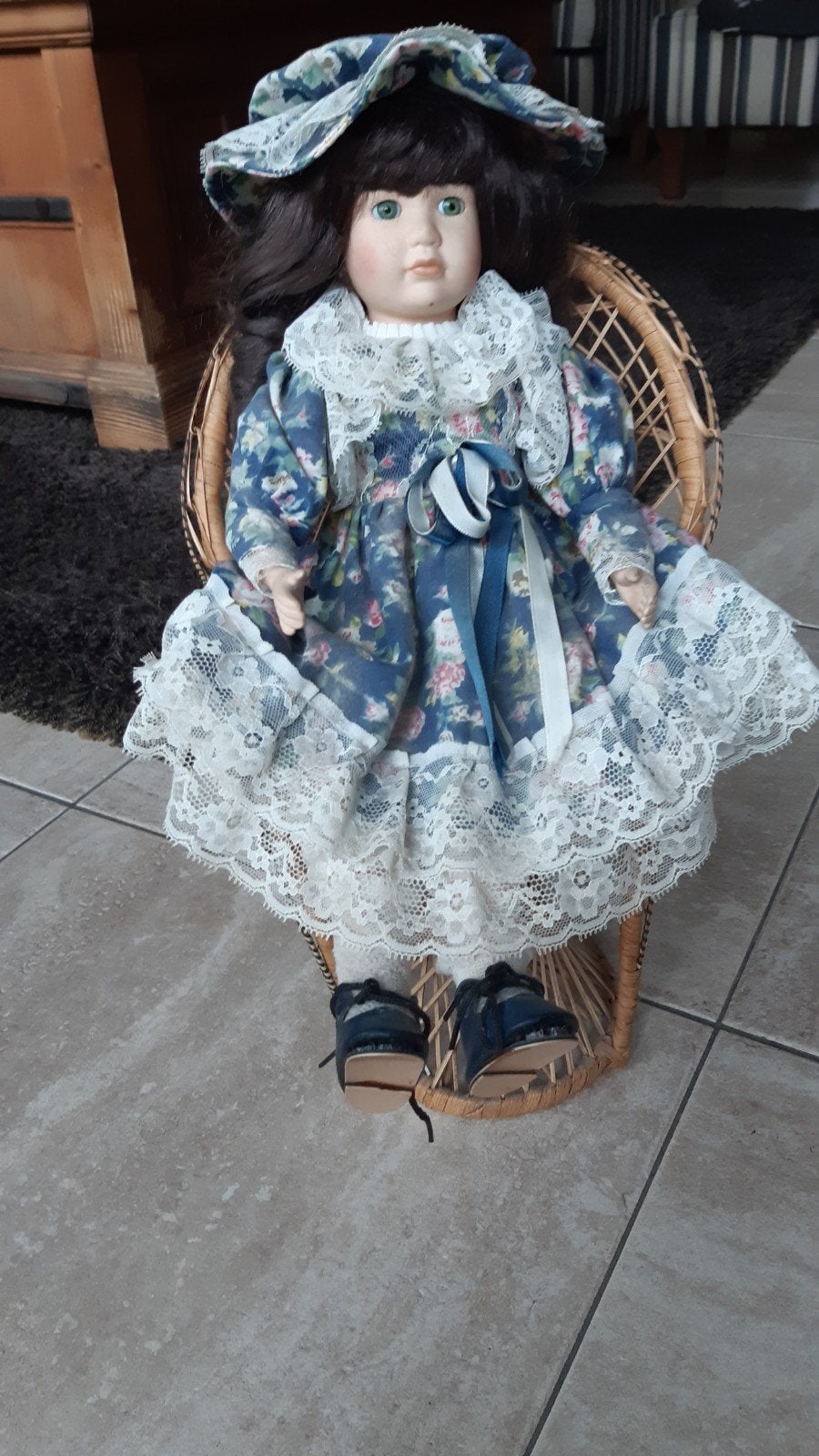 Mooie pop in rieten stoel - Vintage decoratie, Ophalen of Verzenden, Gebruikt, Pop