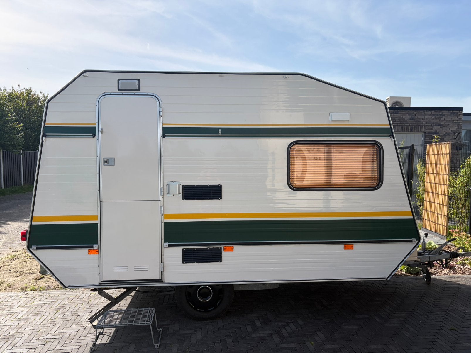 Leuke compacte caravan Chateau 364 ak splendid, Reservewiel, Particulier, 4 tot 5 meter, 500 - 750 kg