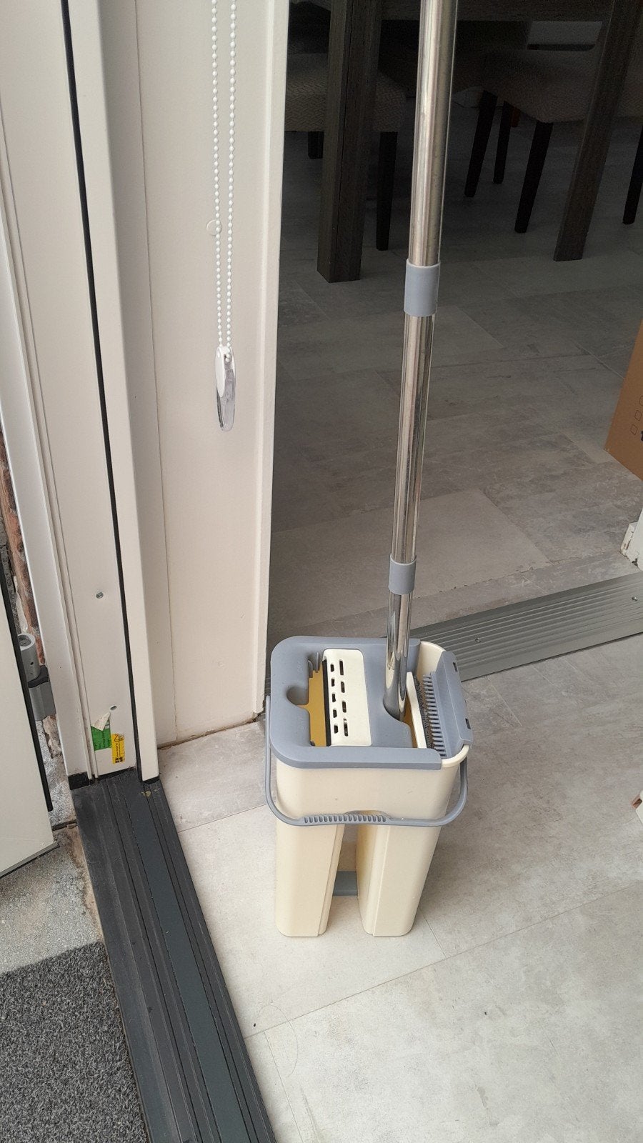 Dweilsysteem met emmer en mop, Ophalen, Dweilemmer, -bak, of -wagen