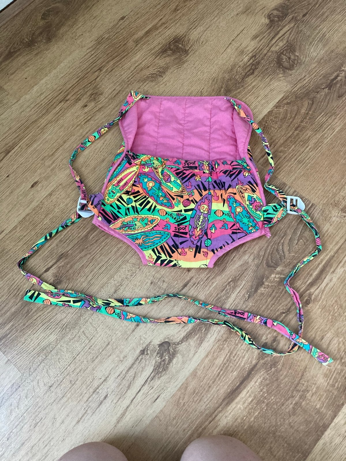 Kleurrijke Draagzak voor Poppen - Jocks Design, Buik of Rug, Zo goed als nieuw, Draagzak, Ophalen