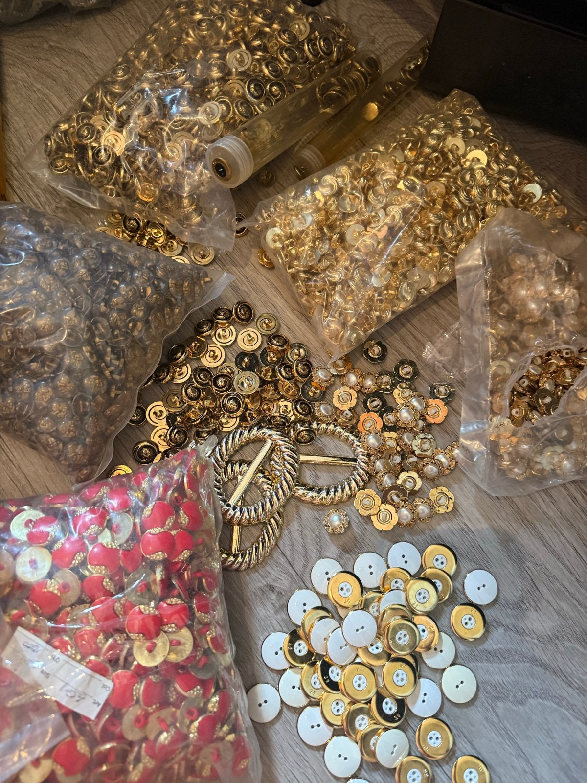 Vintage Knopen en Gespen (Plastic) voor Stylisten/Fashionist, Hobby en Vrije tijd, Ophalen of Verzenden, Nieuw, Knoop of Knopen