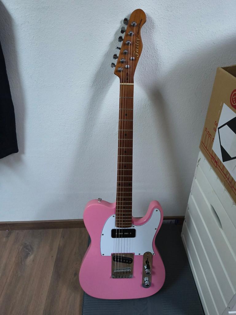 Fazley Sunset Tempest 90 Shell Pink + Harley Benton DNA GitF, Muziek en Instrumenten, Met versterker, Zo goed als nieuw, Solid body