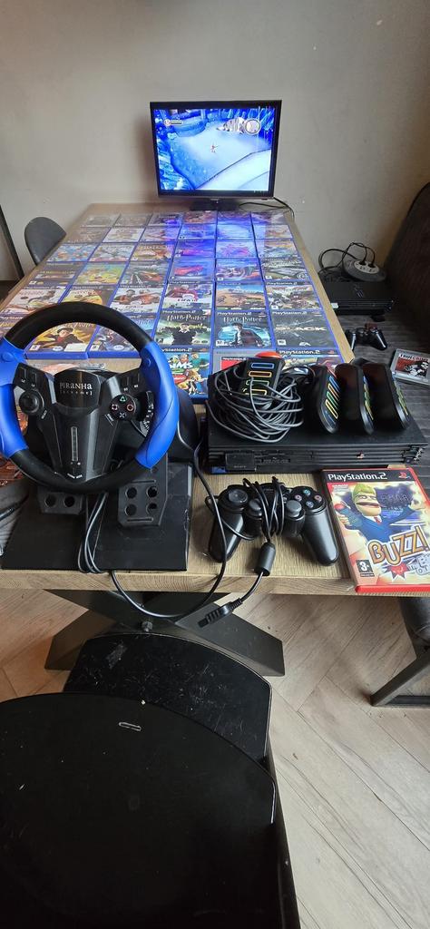ps2 met controller, stuur, gaspedaal, buzz set en 50 games, Gebruikt, Phat, Met games, Ophalen of Verzenden