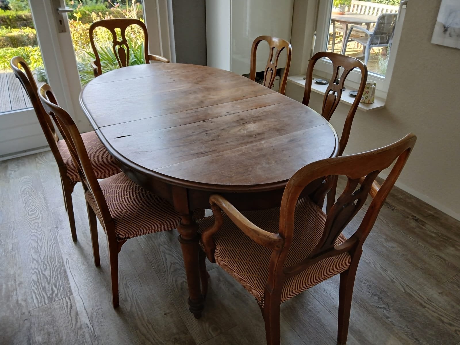 Mahoniehouten ovale eettafel, uitschuifbaar tot rond, Ophalen