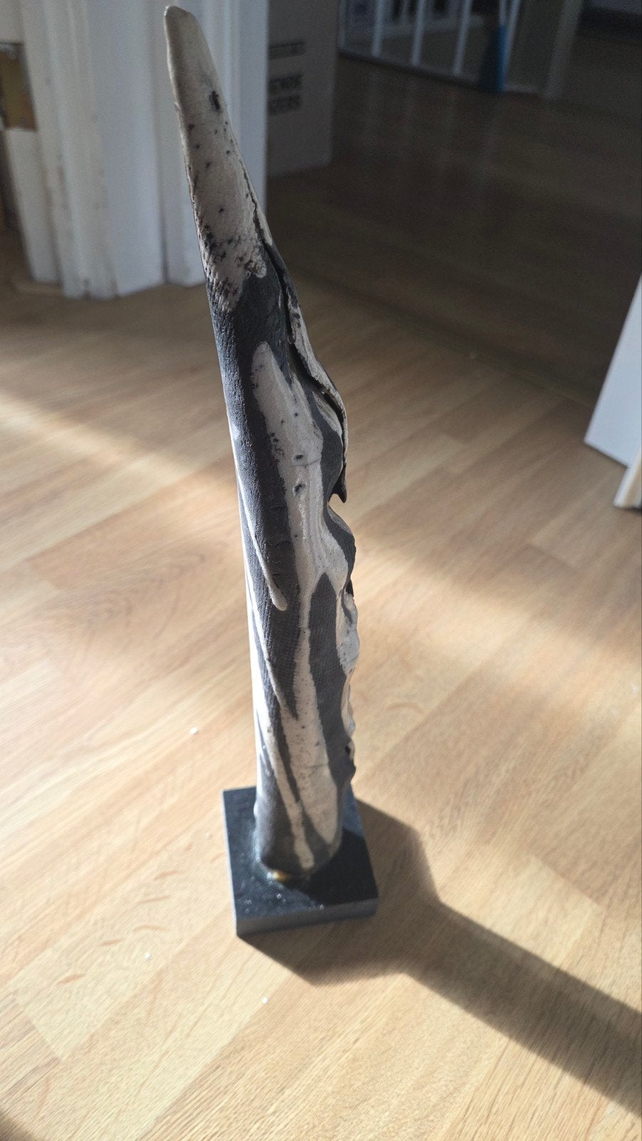 Unieke abstracte sculptuur op sokkel, Ophalen of Verzenden, 20 - 50 cm, Beeld, Abstract