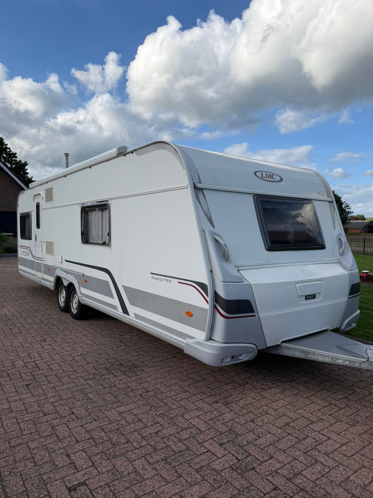 LMC Musica 715K 2010 | Stapelbed | Airco | Zeer nette staat, Caravans en Kamperen, Rondzit, Bedrijf, 7 tot 8 meter, Schokbreker