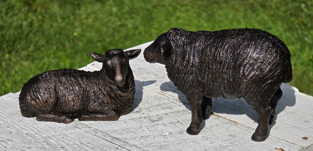 SCHAAP / 2 MODELLEN / BRONZEN BEELDEN