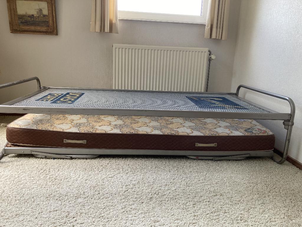 bed en onderschuifbed met spiraalbodem, Huis en Inrichting, Slaapkamer | Bedden, Ophalen, Gebruikt, 90 cm, Tweepersoons