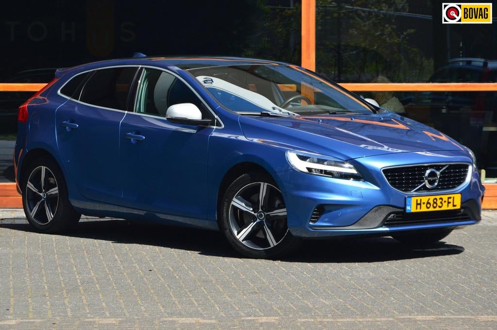 Volvo V40 T3 Polar+ Sport R-Design | Panoramadak | Harman Ka, 4 cilinders, 700 kg, Blauw, Bedrijf