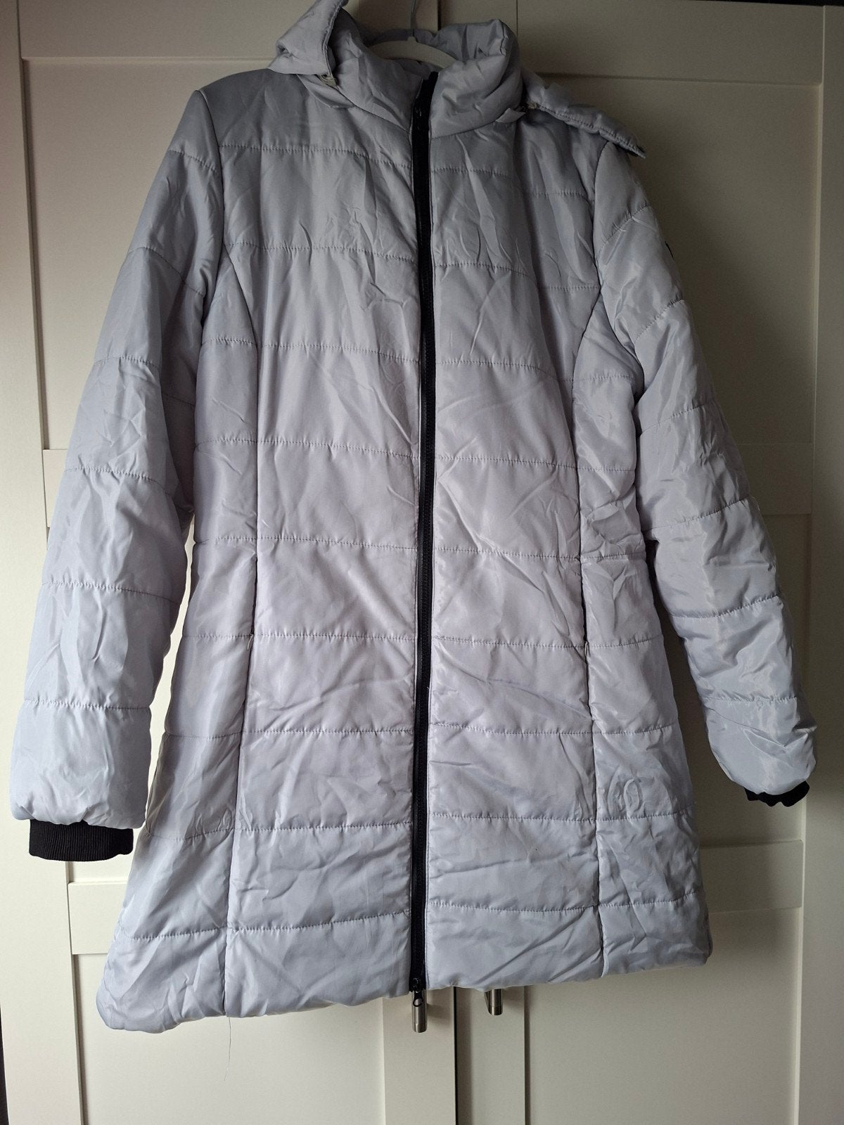 Lichtgrijze gewatteerde jas met capuchon, Ophalen of Verzenden, Zo goed als nieuw, Maat 46/48 (XL) of groter, Grijs