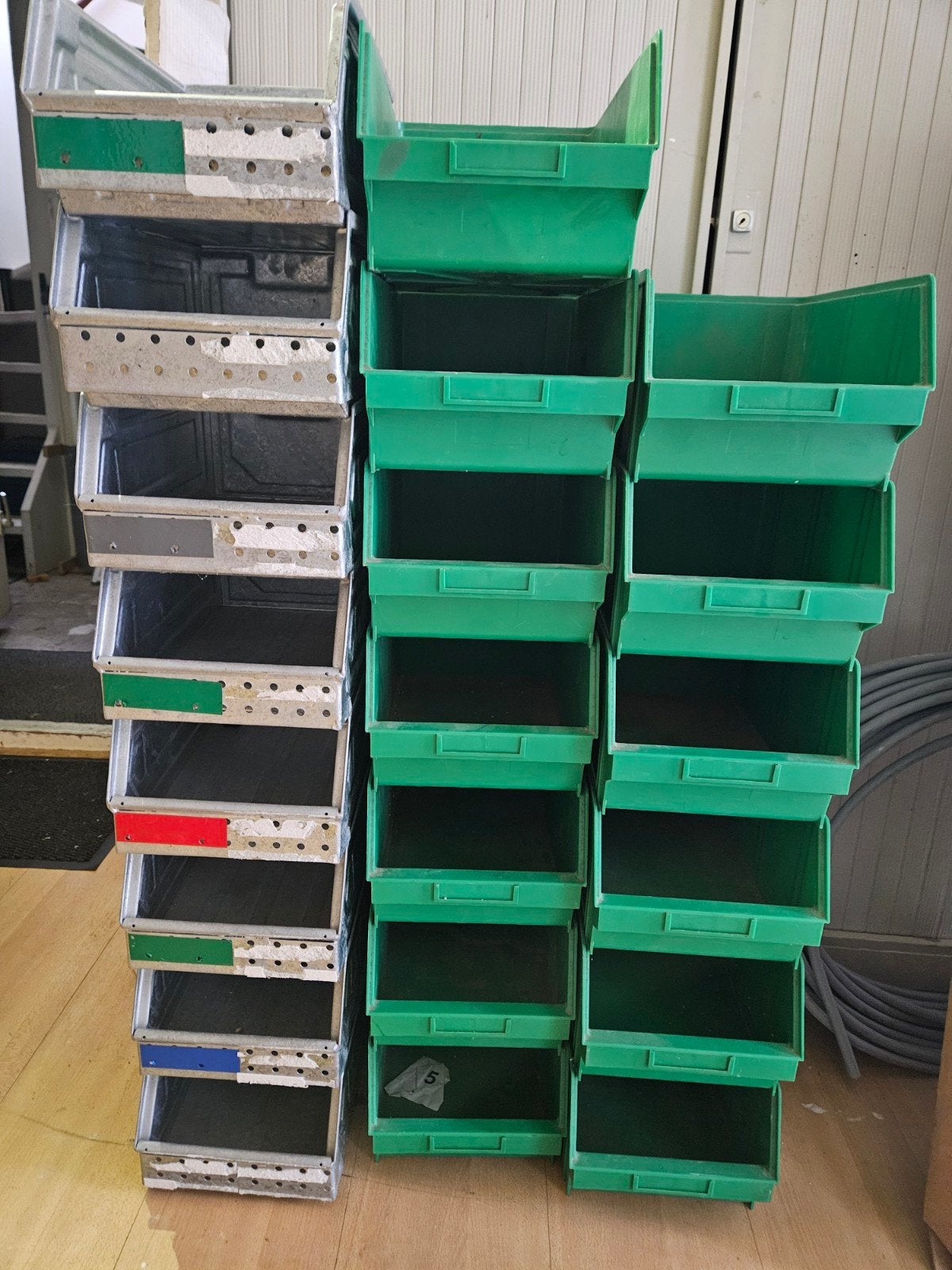 Te koop 21 stapelbare opbergbakken, Ophalen, Bak of Kist, Minder dan 35 cm