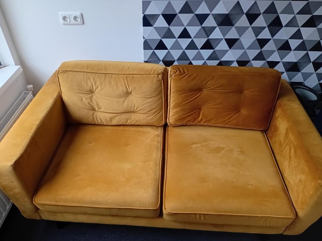 Comfortabele 2-zitsbank in okergeel velours, Huis en Inrichting, Banken | Bankstellen, Ophalen, Modern, Retro, Gebruikt, 150 tot 200 cm