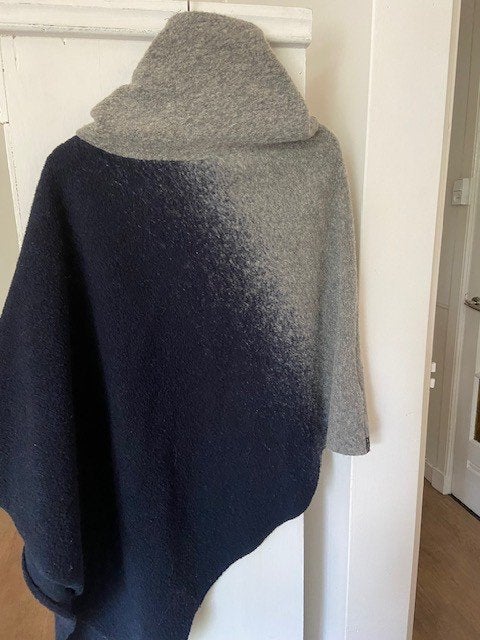Heerlijk warme poncho, cape van Vaude. One size, Ophalen of Verzenden, Nieuw, Meerkleurig