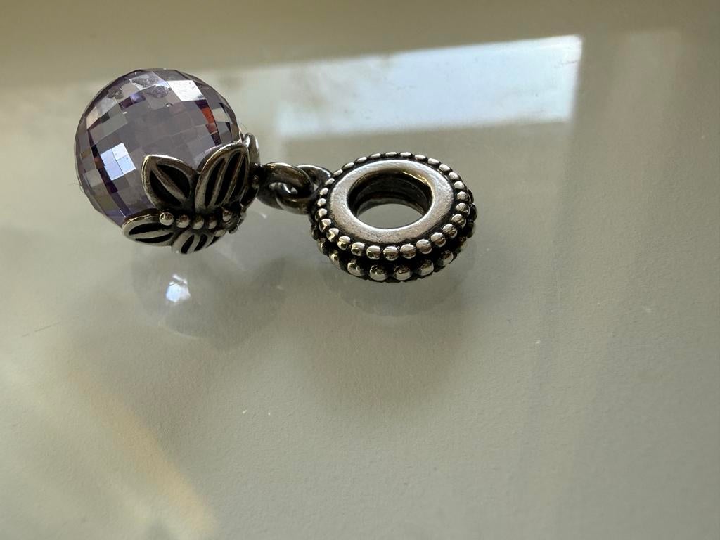 Pandora bedel met vlinder en paarse kristal, Pandora, Ophalen of Verzenden, Zo goed als nieuw, 1 bedel