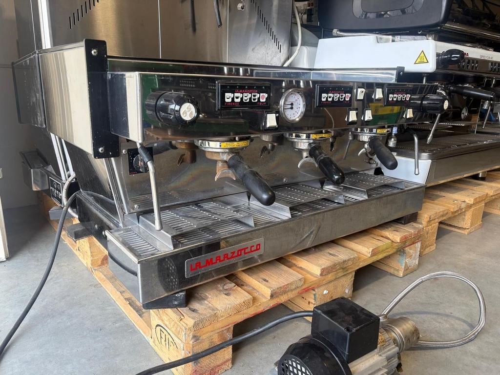 La Marzocco Linea 3-groeps Koffiemachine - Uitstekende Staat, Espresso apparaat, 10 kopjes of meer, Zo goed als nieuw, Gemalen koffie