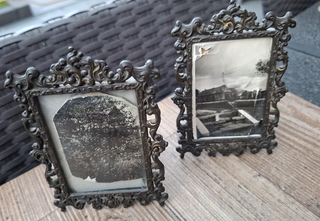 2 antieke metalen fotolijstjes 12,5x9 cm, Antiek en Kunst, Ophalen of Verzenden
