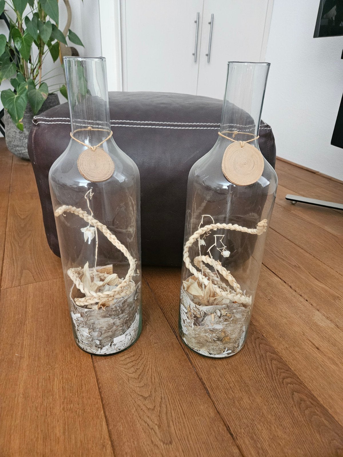 2 hoge glazen vazen 50cm met vulling, Ophalen