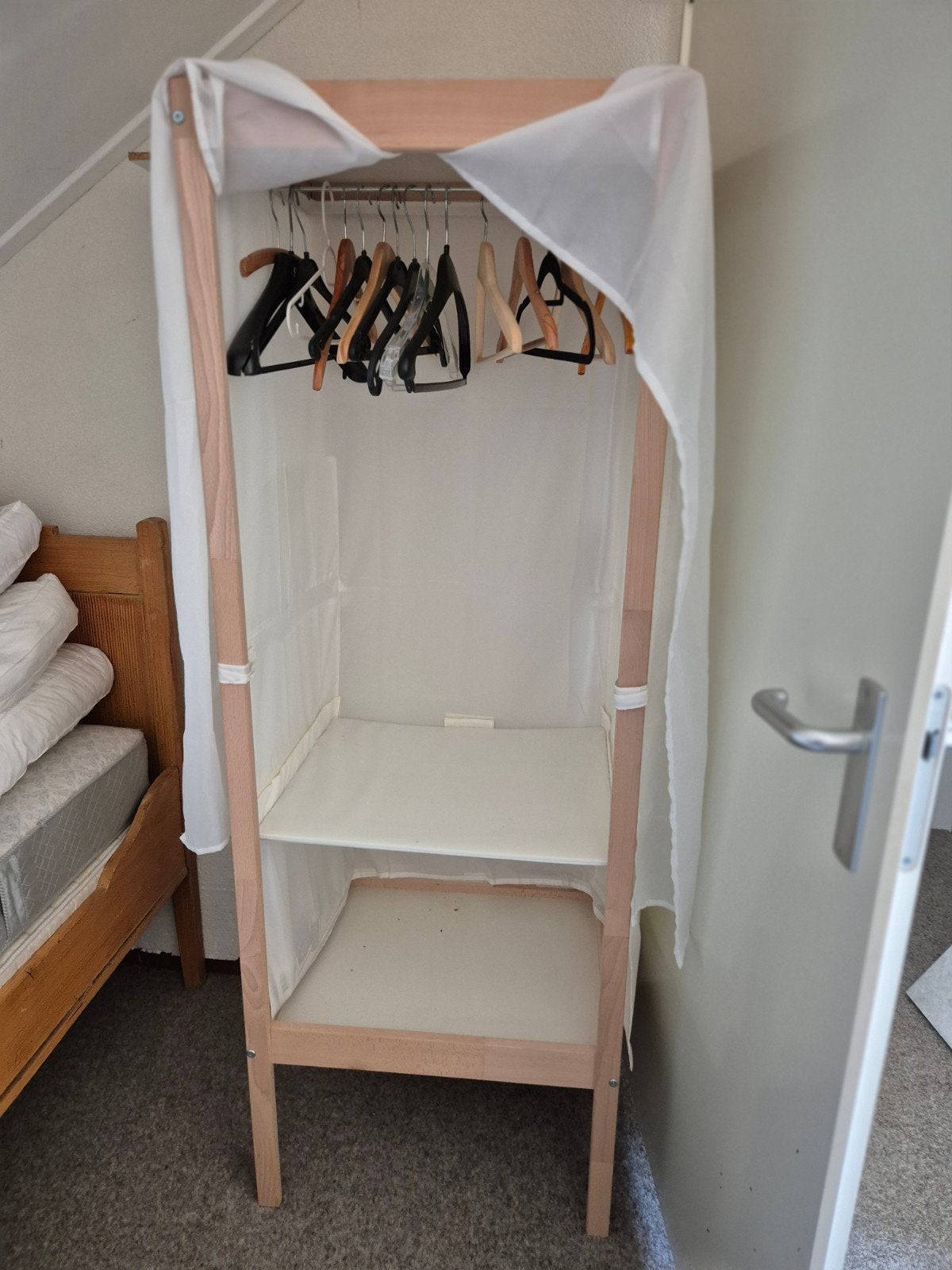 IKEA Jonaxel kledingkast met hoes en planken, Ophalen, Gebruikt, Modern, functioneel, Met plank(en)